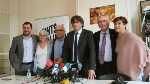 Toni Comín, Clara Ponsatí, Gonzalo Boye, Carles Puigdemont, Xavier Trias i Beatriz Talegon en roda de premsa per donar a conèixer la substitució de candidats de JxCat al Parlament Europeu vetats per la Junta Electoral Central. EFE / Laura P Toni Comín, Clara Ponsatí, Gonzalo Boye, Carles Puigdemont, Xavier Trias i Beatriz Talegon en roda de premsa per donar a conèixer la substitució de candidats de JxCat al Parlament Europeu vetats per la Junta Electoral Central. EFE / Laura P