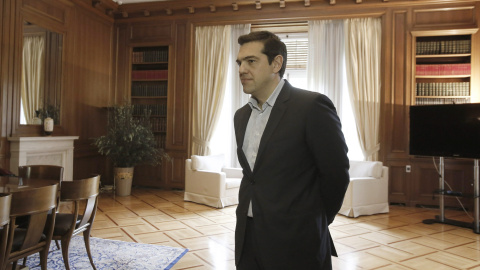El primer ministro griego, Alexis Tsipras, en su despacho, antes de reunirse con el premio nobel estadounidense Paul Krugman. EFE/EPA/YANNIS KOLESIDIS El primer ministro griego, Alexis Tsipras, en su despacho, antes de reunirse con el premio nobel estadounidense Paul Krugman. EFE/EPA/YANNIS KOLESIDIS