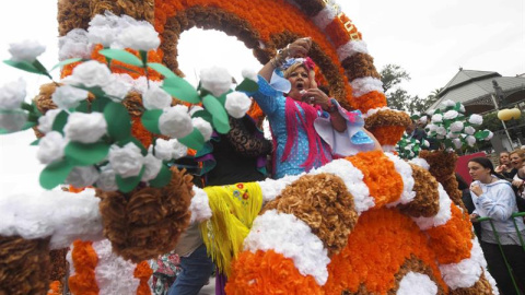 Más de 90.000 claves son la munición de las catorce carrozas que discurren por las calles de Córdoba para celebrar su tradicional Batalla de las Flores, uno de los actos más especiales y únicos del Mayo Festivo cordobés. EFE/Rafa Alcaide Más de 90.000 claves son la munición de las catorce carrozas que discurren por las calles de Córdoba para celebrar su tradicional Batalla de las Flores, uno de los actos más especiales y únicos del Mayo Festivo cordobés. EFE/Rafa Alcaide