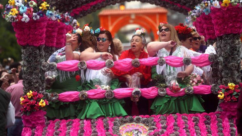 Más de 90.000 claves son la munición de las catorce carrozas que discurren por las calles de Córdoba para celebrar su tradicional Batalla de las Flores, uno de los actos más especiales y únicos del Mayo Festivo cordobés. EFE/Rafa Alcaide Más de 90.000 claves son la munición de las catorce carrozas que discurren por las calles de Córdoba para celebrar su tradicional Batalla de las Flores, uno de los actos más especiales y únicos del Mayo Festivo cordobés. EFE/Rafa Alcaide