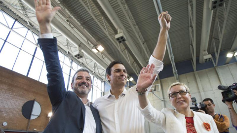 El secretario general del PSOE, Pedro Sanchez (c), el candidato del PSC a la alcaldía de Barcelona, Jaume Collboni (d), y la concejala Carme Andrés (d), saludan a su llegada al polideportivo Can Drago del distrito barcelonés de Nou Barris p El secretario general del PSOE, Pedro Sanchez (c), el candidato del PSC a la alcaldía de Barcelona, Jaume Collboni (d), y la concejala Carme Andrés (d), saludan a su llegada al polideportivo Can Drago del distrito barcelonés de Nou Barris p