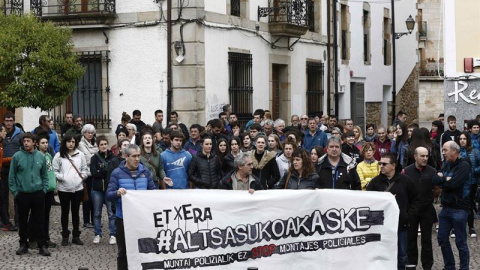 Concentración en Altsasu contra la detención de los cuatro jóvenes. - EFE Concentración en Altsasu contra la detención de los cuatro jóvenes. - EFE
