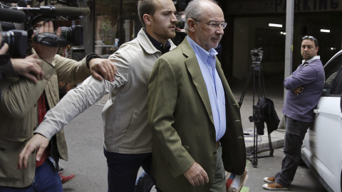 El exvicepresidente del Gobierno, Rodrigo Rato, acompañado de un guardaespaldas, sale de su domicilio donde numerosos medios de comunicación esperan noticias. EFE/Sergio Barrenechea El exvicepresidente del Gobierno, Rodrigo Rato, acompañado de un guardaespaldas, sale de su domicilio donde numerosos medios de comunicación esperan noticias. EFE/Sergio Barrenechea