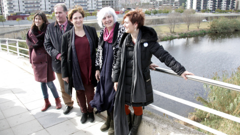 Les alcaldesses i l'alcalde de les ciutats de l'Eix Besòs sobre un dels ponts del riu, durant la trobada del 10 de febrer de 2016.