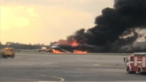 Al menos 13 muertos al incendiarse un avión ruso en pleno vuelo Al menos 13 muertos al incendiarse un avión ruso en pleno vuelo