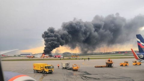 El avión, en llamas, tras aterrizar de emergencia en el aeropuerto de Cheremetievo en Moscú. (REUTERS) El avión, en llamas, tras aterrizar de emergencia en el aeropuerto de Cheremetievo en Moscú. (REUTERS)