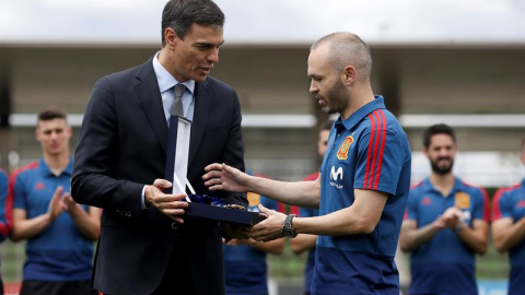 El presidente del gobierno Pedro Sánchez y el centrocampista Andrés Iniesta, durante la visita del presidente al combinado español tras el entrenamiento de la Selección Española en la Ciudad del Fútbol de las Rozas. - EFE