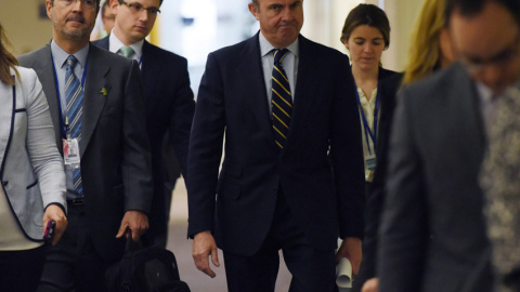 El ministro de Economía, Luis de Guindos, con sus colaboradores, en el FMI, en Washington. EFE/LENIN NOLLY El ministro de Economía, Luis de Guindos, con sus colaboradores, en el FMI, en Washington. EFE/LENIN NOLLY