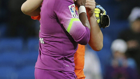 Los porteros del Real Madrid, Iker Casillas, y EL del Málaga, Kameni, al término en el estadio Santiago Bernabéu, en Madrid. EFE/Ballesteros