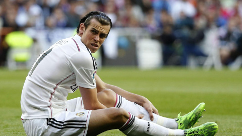 El centrocampista galés del Real Madrid Gareth Bale tras sufrir una lesión durante el partido ante el Málaga en el estadio Santiago Bernabéu. EFE/Alberto Martín