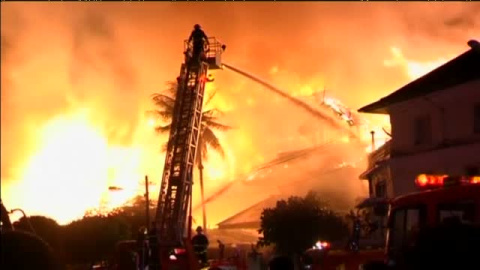 Espectacular incendio en un hotel turístico en Myanmar Espectacular incendio en un hotel turístico en Myanmar