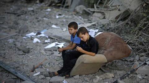 Niños palestinos tras un bombardeo de Israel. REUTERS Niños palestinos tras un bombardeo de Israel. REUTERS