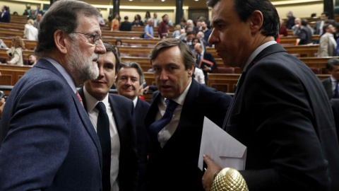 Rajoy conversa con Maillo, Hernando y Ayllón en el hemiciclo - EFE Rajoy conversa con Maillo, Hernando y Ayllón en el hemiciclo - EFE