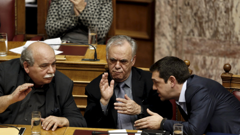 El primer ministro griego, Alexis Tsipras, habla con el viceprimer ministro Giannis Dragasakis, en el Parlamento heleno. REUTERS/Alkis Konstantinidis El primer ministro griego, Alexis Tsipras, habla con el viceprimer ministro Giannis Dragasakis, en el Parlamento heleno. REUTERS/Alkis Konstantinidis