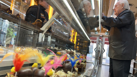 Un client compra mones a la pastisseria La Palma de Barcelona Un client compra mones a la pastisseria La Palma de Barcelona