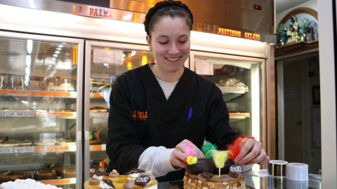 Una de les dependentes de la pastisseria La Palma decorant una mona de Pasqua Una de les dependentes de la pastisseria La Palma decorant una mona de Pasqua