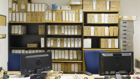 Las instalaciones de la UDEF cuentan con numerosas estanterías como esa en las que se acumulan multitud de legajos de investigaciones. E.P. Las instalaciones de la UDEF cuentan con numerosas estanterías como esa en las que se acumulan multitud de legajos de investigaciones. E.P.