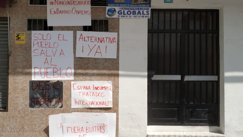 El portal de Soraya Moreno, en donde el vecindario se ha organizado para intentar frenar el desahucio hasta que haya una solución habitacional | Guillermo Martínez El portal de Soraya Moreno, en donde el vecindario se ha organizado para intentar frenar el desahucio hasta que haya una solución habitacional | Guillermo Martínez