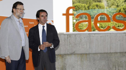 Mariano Rajoy junto a José María Aznar en la clausura de los cursos FAES. EFE/Archivo Mariano Rajoy junto a José María Aznar en la clausura de los cursos FAES. EFE/Archivo