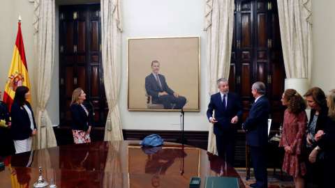La presidenta del Congreso de los Diputados, Ana Pastor (ci), durante la presentación este lunes el nuevo retrato de Felipe VI, realizado por el pintor Hernán Cortés (cd), que sustituirá al de rey Juan Carlos presente desde 1976 en el Salón