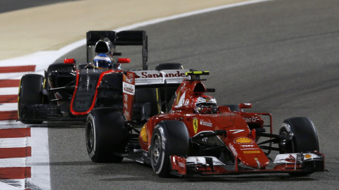 Kimi Raikkonen (Ferrari) pasa a Fernando Alonso (McLaren) durante la carrera de Formula 1 en el circuito de  Baréin. REUTERS/Ahmed Jadallah