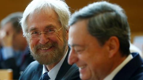 El economista jefe del BCE, Peter Praet, y el presidente de la entidad, en una conferencia en Fráncfort. REUTERS/Ralph Orlowski