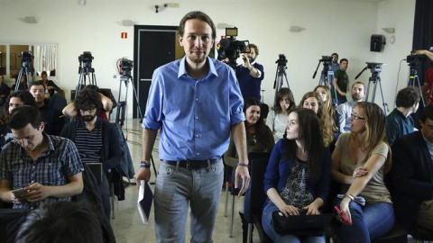 El secretario general de Podemos, Pablo Iglesias, a su llegada a la rueda de prensa que ha ofrecido hoy en el Circulo de Bellas Artes en la que ha advertido de que "no hay nada que hablar" con la presidenta andaluza, Susana Díaz, mientras " El secretario general de Podemos, Pablo Iglesias, a su llegada a la rueda de prensa que ha ofrecido hoy en el Circulo de Bellas Artes en la que ha advertido de que "no hay nada que hablar" con la presidenta andaluza, Susana Díaz, mientras "