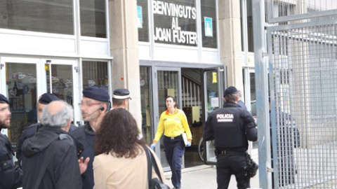 Efectivos de la Policía Nacional a las puertas del Instituto Joan Fuster. EFE