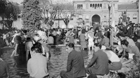 ‘Las patas en la fuente’ es como se conoce a la famosa fotografía que inmortalizó a los obreros sentados frente a la Casa Rosada esperando la liberación de Perón | Archivo General de la Nación