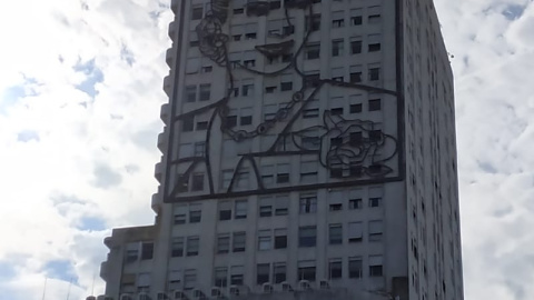 Mural en la cara sur del edificio. La leyenda dice que sonríe hacia el sur porque era donde vivían las clases más humildes y grita hacia el norte, donde estaban las personas más adineradas. | Guillermo Martínez