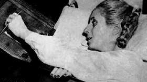 En noviembre de 1951, después de ser operada de cáncer, Evita vota desde la cama de su hospital. Fue la primera vez que las mujeres pudieron ejercer el derecho al voto a nivel nacional en Argentina |Archivo General de la Nación