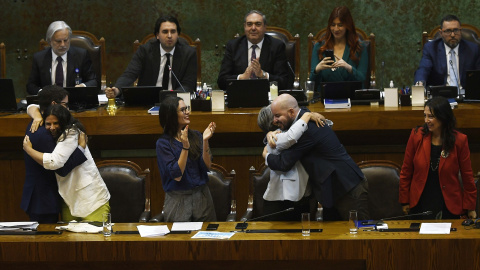 La ministra de Trabajo chilena, Jeannette Jara, y la ministra secretaria general del Gobierno, Camila Vallejo, celebran el resultado de la votación en Valparaíso, 11 de abril de 2023. La ministra de Trabajo chilena, Jeannette Jara, y la ministra secretaria general del Gobierno, Camila Vallejo, celebran el resultado de la votación en Valparaíso, 11 de abril de 2023.