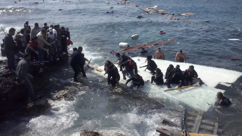 Inmigrantes indocumentados llegan a la playa de Zefyros en Rodas (Grecia) hoy, lunes 20 de abril de 2015. /Loukas Mastis(EFE)