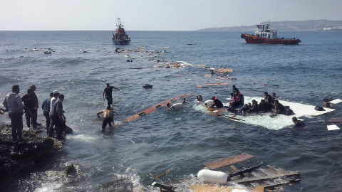 Inmigrantes indocumentados llegan a la playa de Zefyros en Rodas (Grecia). Al menos tres personas han muerto al encallar esta mañana una embarcación con unos 200 inmigrantes a bordo ante las costas de la isla griega de Rodas. /Loukas Mastis