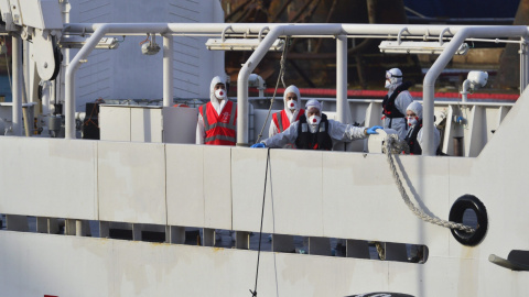 Miembros de la Guardia Costera italiana desembarcan los cuerpos sin vida de 24 inmigrantes del barco Gregoretti en el puerto de la Valeta en Malta.- /Ivan Consiglio (EFE)