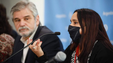 La investigadora Juliana Cassataro durante el anuncio de la vacuna argentina contra la covid-19. Detrás, Daniel Filmus. La investigadora Juliana Cassataro durante el anuncio de la vacuna argentina contra la covid-19. Detrás, Daniel Filmus.