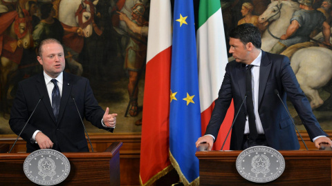El primer ministro italiano, Matteo Renzi y su homólogo maltés, Joseph Muscat, durante la rueda de prensa que han ofrecido tras su reunión en Roma. /Maurizio Brambatti (EFE)