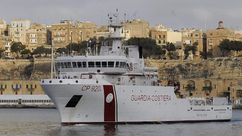 Miembros de la Guardia Costera italiana se preparan para desembarcar los cuerpos sin vida de 24 inmigrantes del barco Gregoretti en el puerto de la Valeta en Malta.- /Ivan Consiglio (EFE)