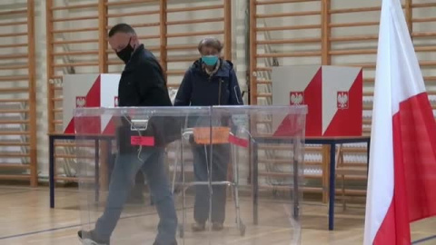 Polonia decide en segunda vuelta electoral a su nuevo presidente entre un candidato conservador y alejado de Europa y otro liberal Polonia decide en segunda vuelta electoral a su nuevo presidente entre un candidato conservador y alejado de Europa y otro liberal