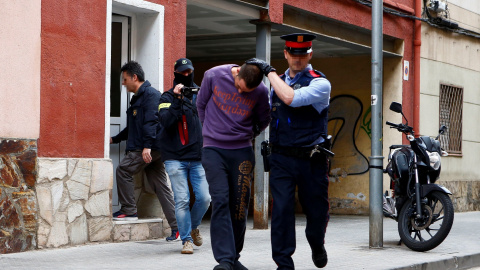 07/05/2019.- Un Mosso d'Esquadra custodia a uno de los dos detenidos en Cornellà de Llobregat (Barcelona) por su supuesta relación con la desaparición de Janet Jumillas. / EFE - ENRIC FONTCUBERTA 07/05/2019.- Un Mosso d'Esquadra custodia a uno de los dos detenidos en Cornellà de Llobregat (Barcelona) por su supuesta relación con la desaparición de Janet Jumillas. / EFE - ENRIC FONTCUBERTA