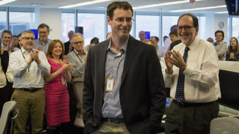 Empleados de Bloomberg News felicitan al periodista Zachary R. Mider (c), premio Pulitzer por un reportaje sobre la evasión fiscal. EFE/Michael Nagle Empleados de Bloomberg News felicitan al periodista Zachary R. Mider (c), premio Pulitzer por un reportaje sobre la evasión fiscal. EFE/Michael Nagle
