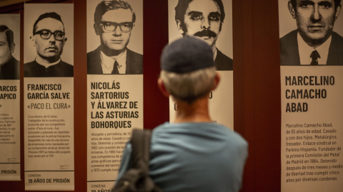 Un hombre transita por la exposición 'Proceso 1001' en la Biblioteca Nacional de España. Un hombre transita por la exposición 'Proceso 1001' en la Biblioteca Nacional de España.