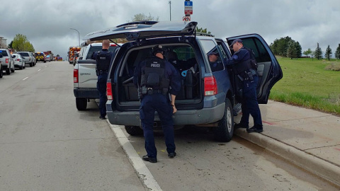 Unos policías de Colorado se preparan para intervenir en el Instituto de Highlands Ranch. (STEFFAN TUBBS | REUTERS) Unos policías de Colorado se preparan para intervenir en el Instituto de Highlands Ranch. (STEFFAN TUBBS | REUTERS)