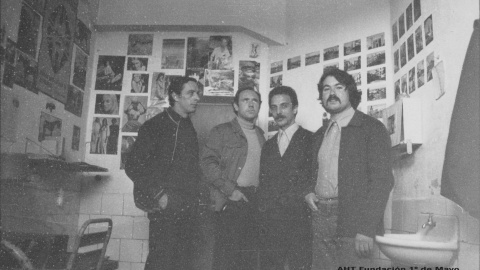 Luis Fernández Costilla, Fernando Soto, Eduardo Saborido, y Francisco Acosta en el interior de una celda de Carabanchel. Madrid, 1972. Luis Fernández Costilla, Fernando Soto, Eduardo Saborido, y Francisco Acosta en el interior de una celda de Carabanchel. Madrid, 1972.