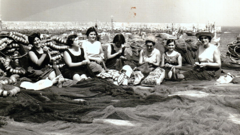 Atadoras reparan las redes de los barcos en el puerto de Malpica en los años sesenta. / ARCHIVO XURXO ALFEIRÁN Atadoras reparan las redes de los barcos en el puerto de Malpica en los años sesenta. / ARCHIVO XURXO ALFEIRÁN