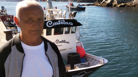 Xosé Barizo y su barco, el Novo Castelao, en Malpica. / HENRIQUE MARIÑO Xosé Barizo y su barco, el Novo Castelao, en Malpica. / HENRIQUE MARIÑO
