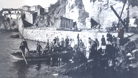 Descarga de pescado a mediados de los años cincuenta. / ARCHIVO XURXO ALFEIRÁN Descarga de pescado a mediados de los años cincuenta. / ARCHIVO XURXO ALFEIRÁN