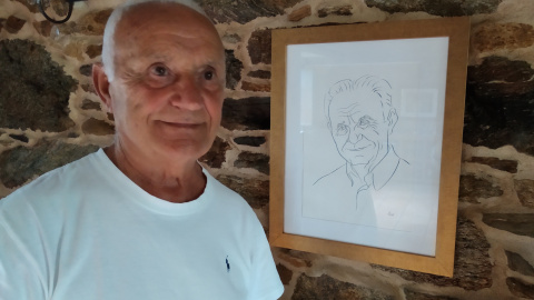Xosé Barizo, junto al retrato que le dibujó Siro López. / HENRIQUE MARIÑO Xosé Barizo, junto al retrato que le dibujó Siro López. / HENRIQUE MARIÑO