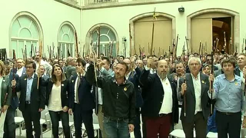Unos 500 alcaldes catalanes claman por la independencia en el Parlament Unos 500 alcaldes catalanes claman por la independencia en el Parlament