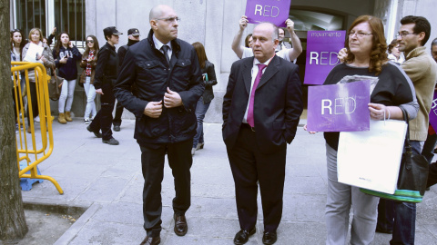 El exjuez Elpidio José Silva junto a su abogado Gonzalo Boye y simpatizantes del partido Renovación Democrática Ciudadana (Red), a la salida del Tribunal Supremo la semana pasada.. EFE/Víctor Lerena El exjuez Elpidio José Silva junto a su abogado Gonzalo Boye y simpatizantes del partido Renovación Democrática Ciudadana (Red), a la salida del Tribunal Supremo la semana pasada.. EFE/Víctor Lerena